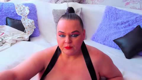 Snapshot of milanabiegert chatting on 02-19-25, 12:33 Lana online show from 02-19-25, 12:33