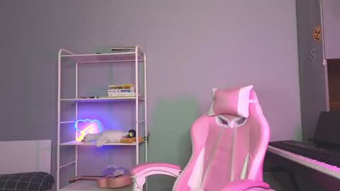 Snapshot of milaslovv chatting on 01-11-25, 06:01 Mila online show from 01-11-25, 06:01