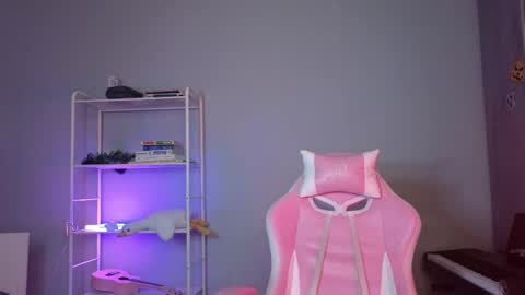 Snapshot of milaslovv chatting on 02-13-25, 04:17 Mila online show from 02-13-25, 04:17