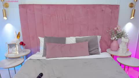 Mia online show from 04-22-26, 04:59