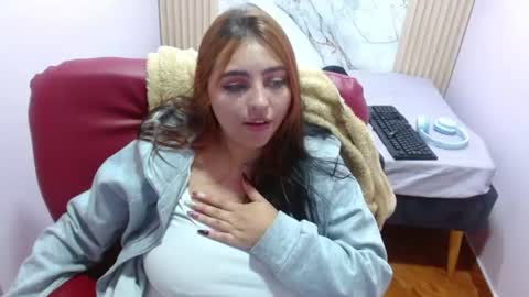 Snapshot of miley_clarck chatting on 06-18-26, 08:24 Miley online show from 06-18-26, 08:24