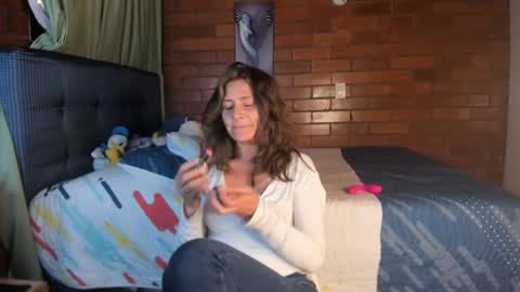 Snapshot of milf_darling chatting on 01-21-25, 12:57 Victoria  online show from 01-21-25, 12:57