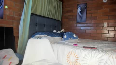 Snapshot of milf_darling chatting on 01-31-25, 01:22 Victoria  online show from 01-31-25, 01:22