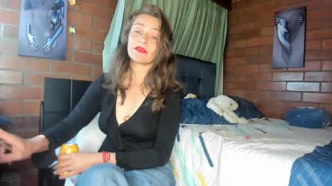 Snapshot of milf_darling chatting on 02-08-25, 12:28 Victoria  online show from 02-08-25, 12:28