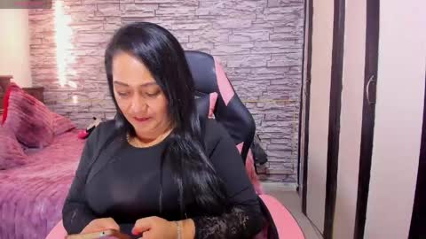 Snapshot of milf_julianna chatting on 05-06-26, 10:26 Julianna online show from 05-06-26, 10:26