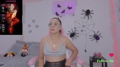 Aura  online show from 10-25-25, 02:52