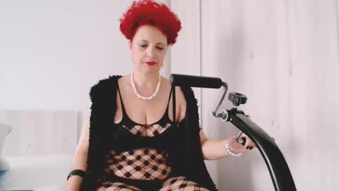 Snapshot of milffsupreme chatting on 10-03-25, 11:29 Milfsupreme online show from 10-03-25, 11:29