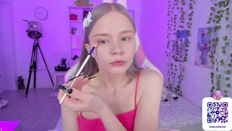 Snapshot of miliameow chatting on 12-19-24, 10:32 Milia online show from 12-19-24, 10:32