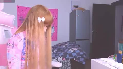 Snapshot of miliameow chatting on 10-24-25, 08:49 Milia online show from 10-24-25, 08:49