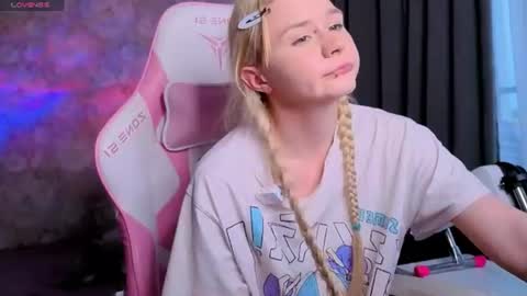 Snapshot of miliameow chatting on 06-18-26, 01:50 Milia online show from 06-18-26, 01:50