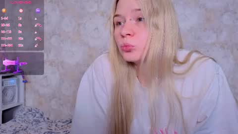 Snapshot of miliameow chatting on 07-14-26, 06:13 Milia online show from 07-14-26, 06:13