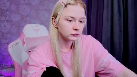 Snapshot of miliameow chatting on 07-17-26, 08:57 Milia online show from 07-17-26, 08:57