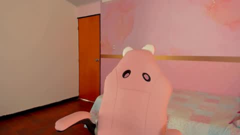 Snapshot of milk_candy16 chatting on 10-11-25, 12:36 S O F I A online show from 10-11-25, 12:36