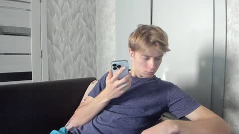 Snapshot of milkiwy chatting on 12-19-24, 06:01 Isaac online show from 12-19-24, 06:01