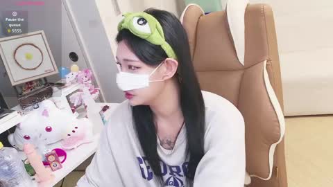 Snapshot of milksola chatting on 05-22-26, 12:00 milksola online show from 05-22-26, 12:00