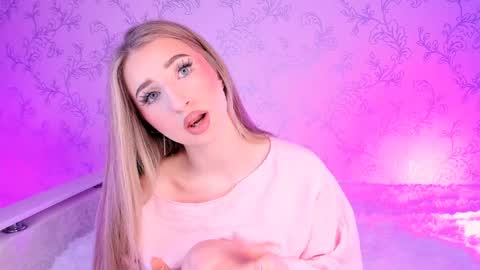 Snapshot of milky_waybaby chatting on 01-10-25, 08:18 Vivian online show from 01-10-25, 08:18