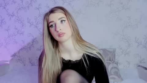 Snapshot of milky_waybaby chatting on 03-09-25, 08:29 Vivian online show from 03-09-25, 08:29