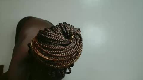 Snapshot of milla_nova chatting on 10-26-25, 01:28 nova online show from 10-26-25, 01:28