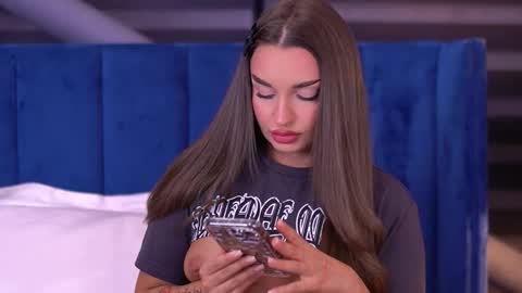 Milla online show from 10-15-25, 04:12