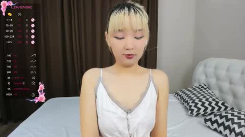 Snapshot of milla_waves chatting on 10-25-25, 12:45 Milla or just Mi online show from 10-25-25, 12:45