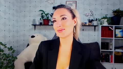 Snapshot of millaxqueen chatting on 11-21-25, 02:05 MillaXQueen online show from 11-21-25, 02:05