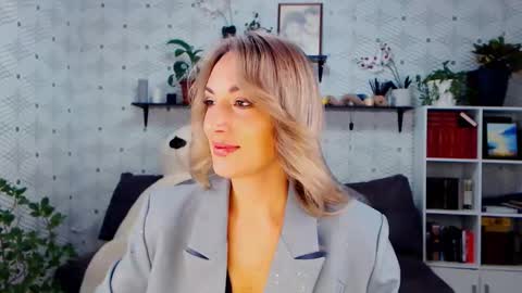 Snapshot of millaxqueen chatting on 11-25-25, 03:23 MillaXQueen online show from 11-25-25, 03:23