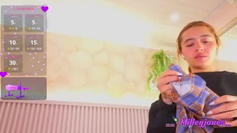 Snapshot of milleyjones_ chatting on 06-08-26, 12:49 milleyjones_ online show from 06-08-26, 12:49