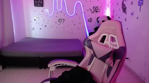 Snapshot of milusolers chatting on 11-30-25, 01:15 Milusolers online show from 11-30-25, 01:15