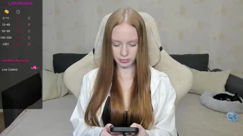 Snapshot of milymi_ chatting on 09-22-25, 11:34 Milena and Jasper online show from 09-22-25, 11:34