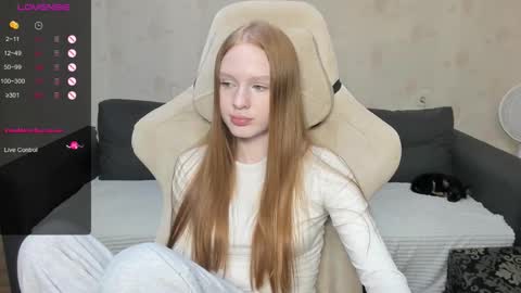 Snapshot of milymi_ chatting on 09-24-25, 08:23 Milena and Jasper online show from 09-24-25, 08:23