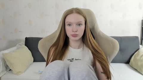 Snapshot of milymi_ chatting on 10-20-25, 06:41 Milena and Jasper online show from 10-20-25, 06:41