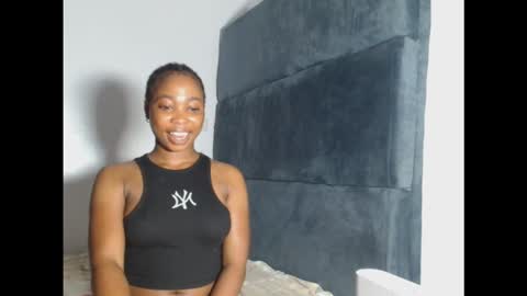 Snapshot of mimiluv6 chatting on 10-31-25, 11:17 mimi online show from 10-31-25, 11:17