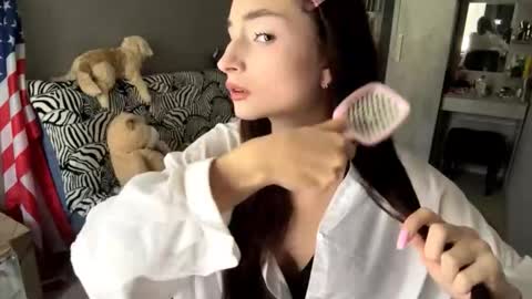 Emilia online show from 09-17-25, 04:58