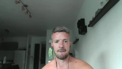 Snapshot of minka28 chatting on 06-15-26, 05:04 minka28 online show from 06-15-26, 05:04