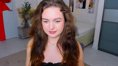 Snapshot of miraclecurly chatting on 02-05-25, 01:11 Emma online show from 02-05-25, 01:11