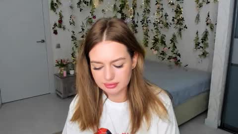 Snapshot of miraclecurly chatting on 10-12-25, 01:04 Emma online show from 10-12-25, 01:04