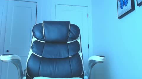 instagram   mishell hadid online show from 01-16-26, 06:34