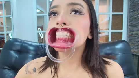 Snapshot of miss___sabrina chatting on 12-22-25, 06:16 Sabrina online show from 12-22-25, 06:16