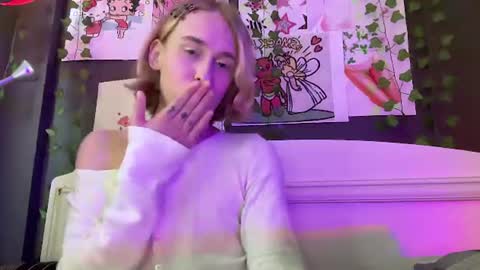 Snapshot of miss_barbie1 chatting on 06-19-26, 04:11 Anya online show from 06-19-26, 04:11