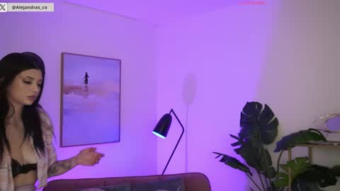 Snapshot of miss_meii chatting on 11-14-25, 09:57 Alejandra online show from 11-14-25, 09:57