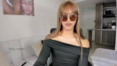 Snapshot of miss_myers chatting on 10-24-25, 07:32 Goddess Myers thumb up is important for me kisses online show from 10-24-25, 07:32