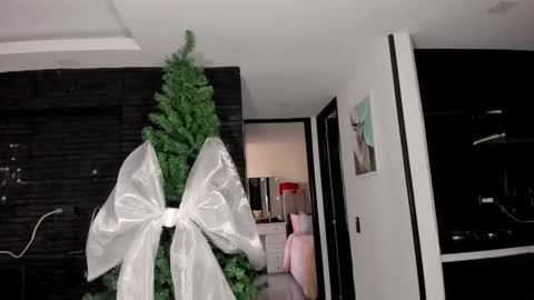 Snapshot of miss_myers chatting on 11-30-25, 01:04 Goddess Myers thumb up is important for me kisses online show from 11-30-25, 01:04