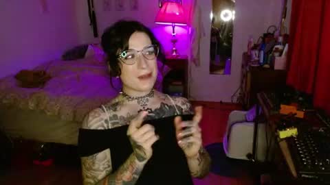 Snapshot of miss_raven_ts chatting on 06-19-26, 12:15 Raven online show from 06-19-26, 12:15