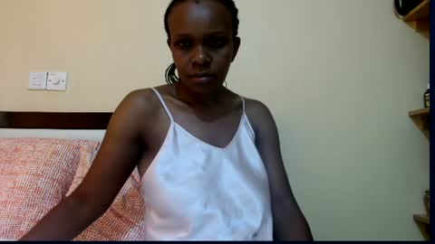 Snapshot of miss_reina21 chatting on 07-18-26, 12:42 Reina online show from 07-18-26, 12:42