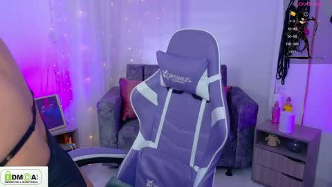 Snapshot of miss_scarllet chatting on 05-15-26, 01:18 100 thumbs up online show from 05-15-26, 01:18