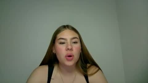 Snapshot of miss_sophie1 chatting on 06-12-26, 11:25 sophi 3 online show from 06-12-26, 11:25