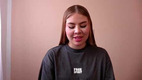 Snapshot of miss_sophie1 chatting on 06-30-26, 05:25 sophi 3 online show from 06-30-26, 05:25