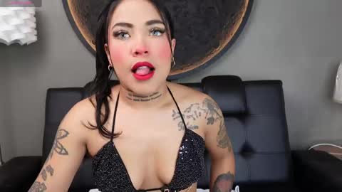 Snapshot of miss_vaiolette chatting on 05-15-26, 11:06 Vaiolette online show from 05-15-26, 11:06