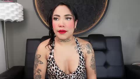 Snapshot of miss_vaiolette chatting on 05-19-26, 11:05 Vaiolette online show from 05-19-26, 11:05