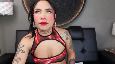 Snapshot of miss_vaiolette chatting on 05-25-26, 11:05 Vaiolette online show from 05-25-26, 11:05
